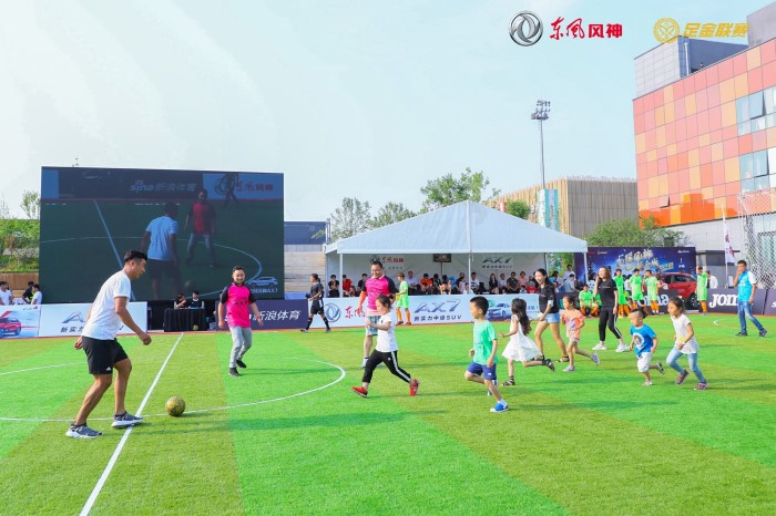 这场乡村篮球赛让回乡人员感慨：“熟悉的年味又回来啦希望年年都有！”｜新春走基层(图1)