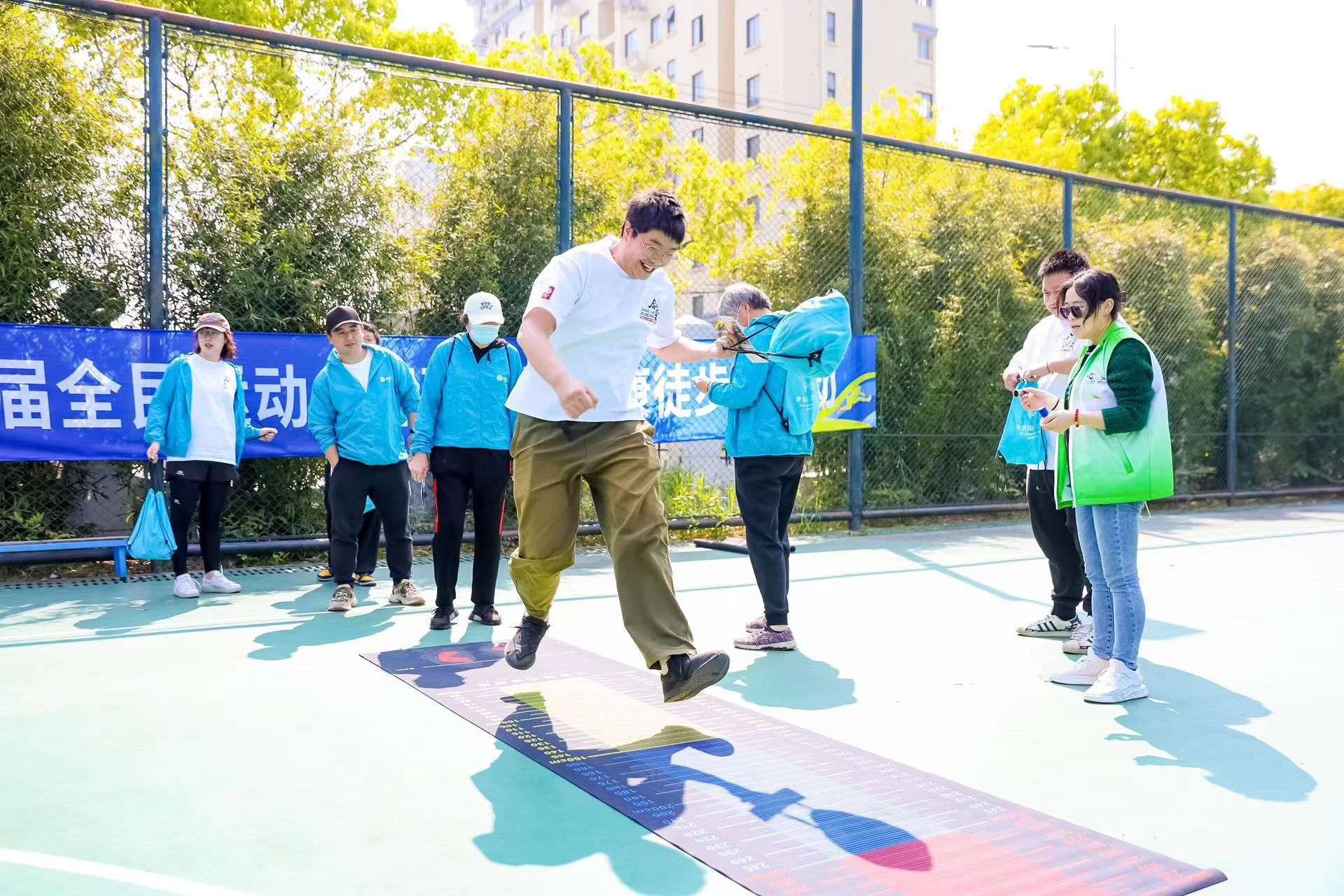 同场竞技、以球会友南西青年3V3篮球友谊赛举行(图1)